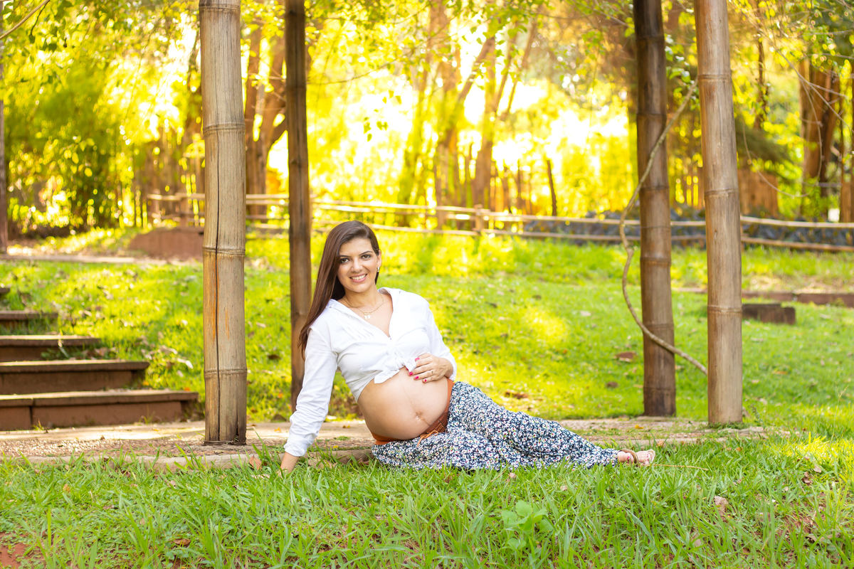 jardim botânico bauru, Ensaio gestante, deitada na grama