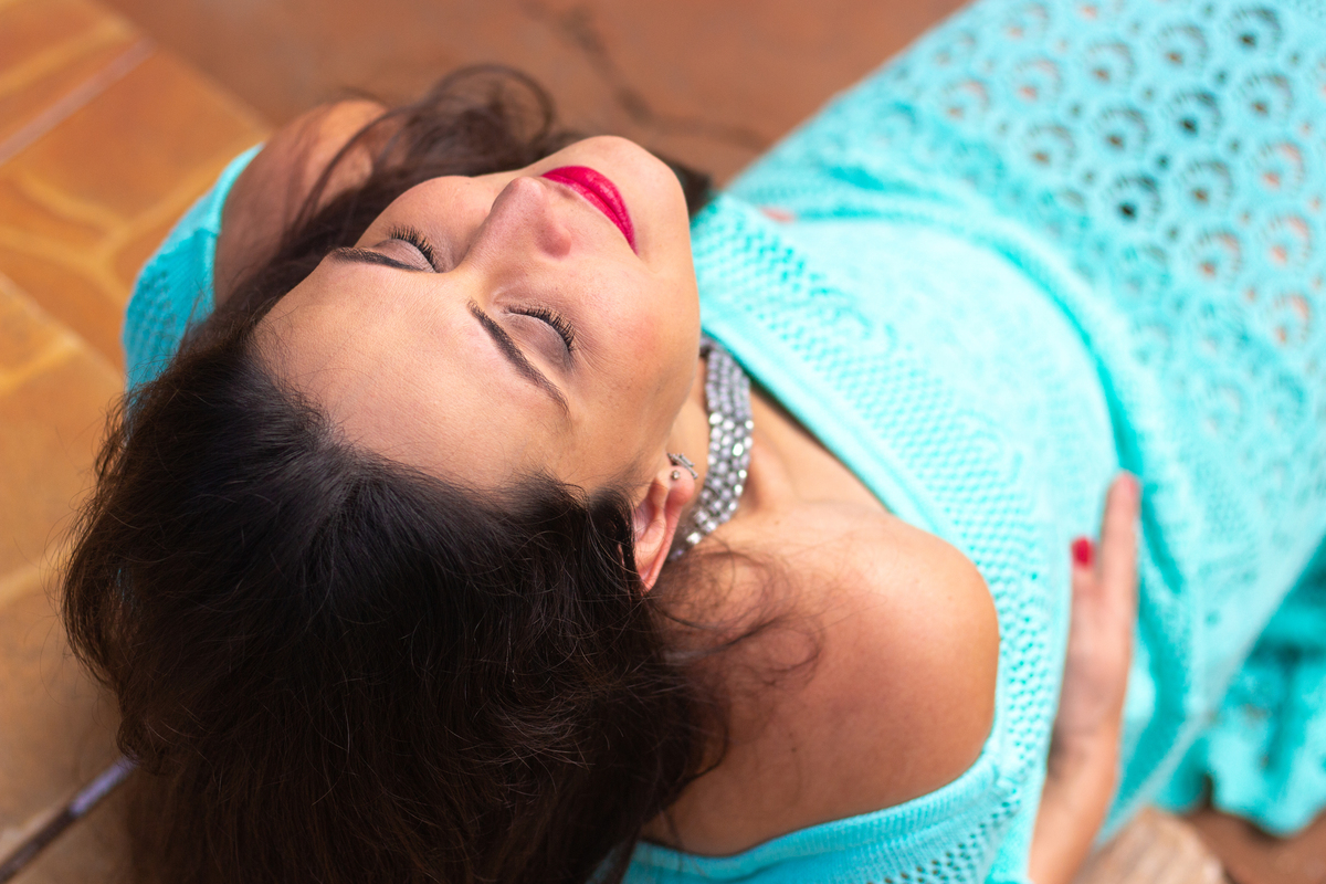 Ensaio gestante em Bauru, Ensaio gestante, gestante posando na escada, pose na escada com gestante, gestante sorrindo em ensaio