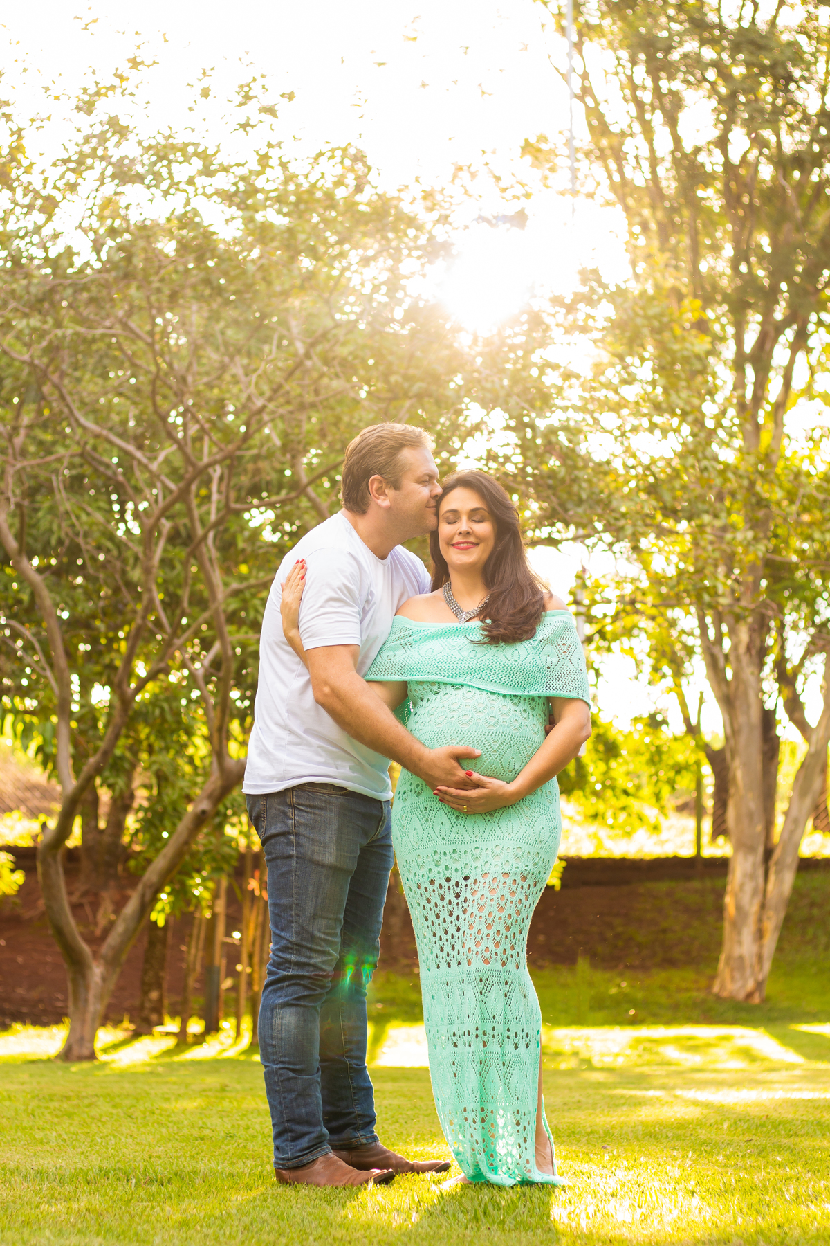 Ensaio gestante em Bauru, Ensaio gestante, foto com o marido em ensaio gestante, grávida posando para a foto, ensaio entre as arvores 
