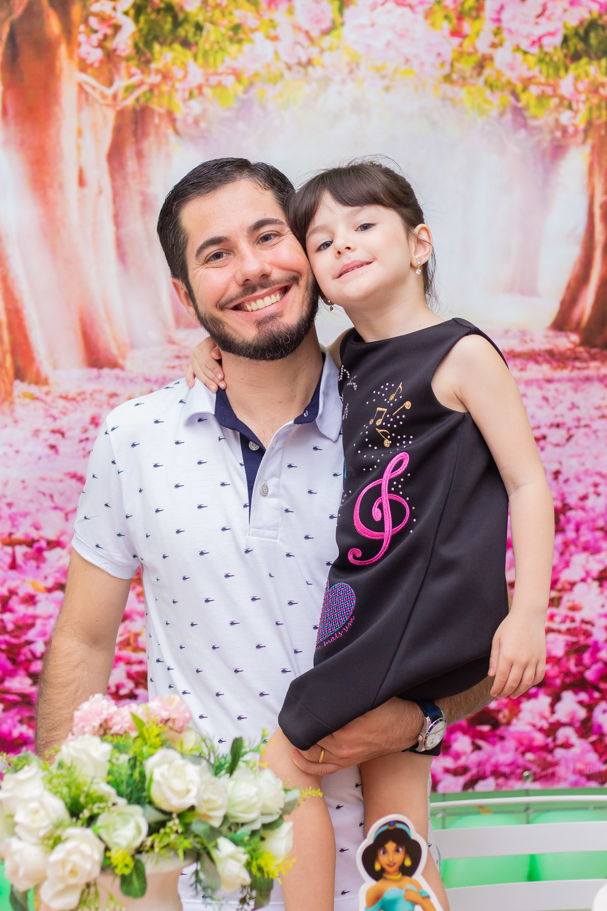 Caramelada Buffet Infantil Bauru, Aniversário infantil, foto com o pai na mesa do bolo