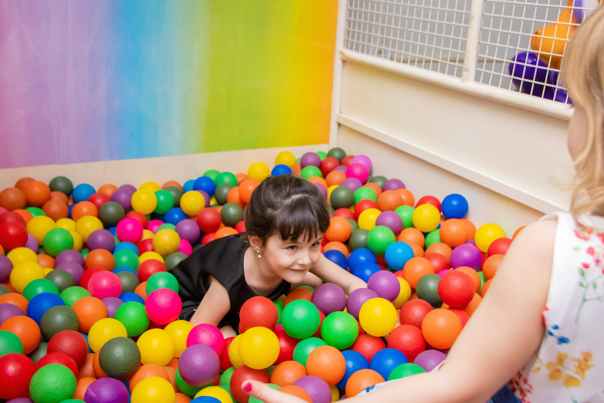 Caramelada Buffet Infantil Bauru, aniversário infantil, aniversariante brincando na piscina de bolinhas