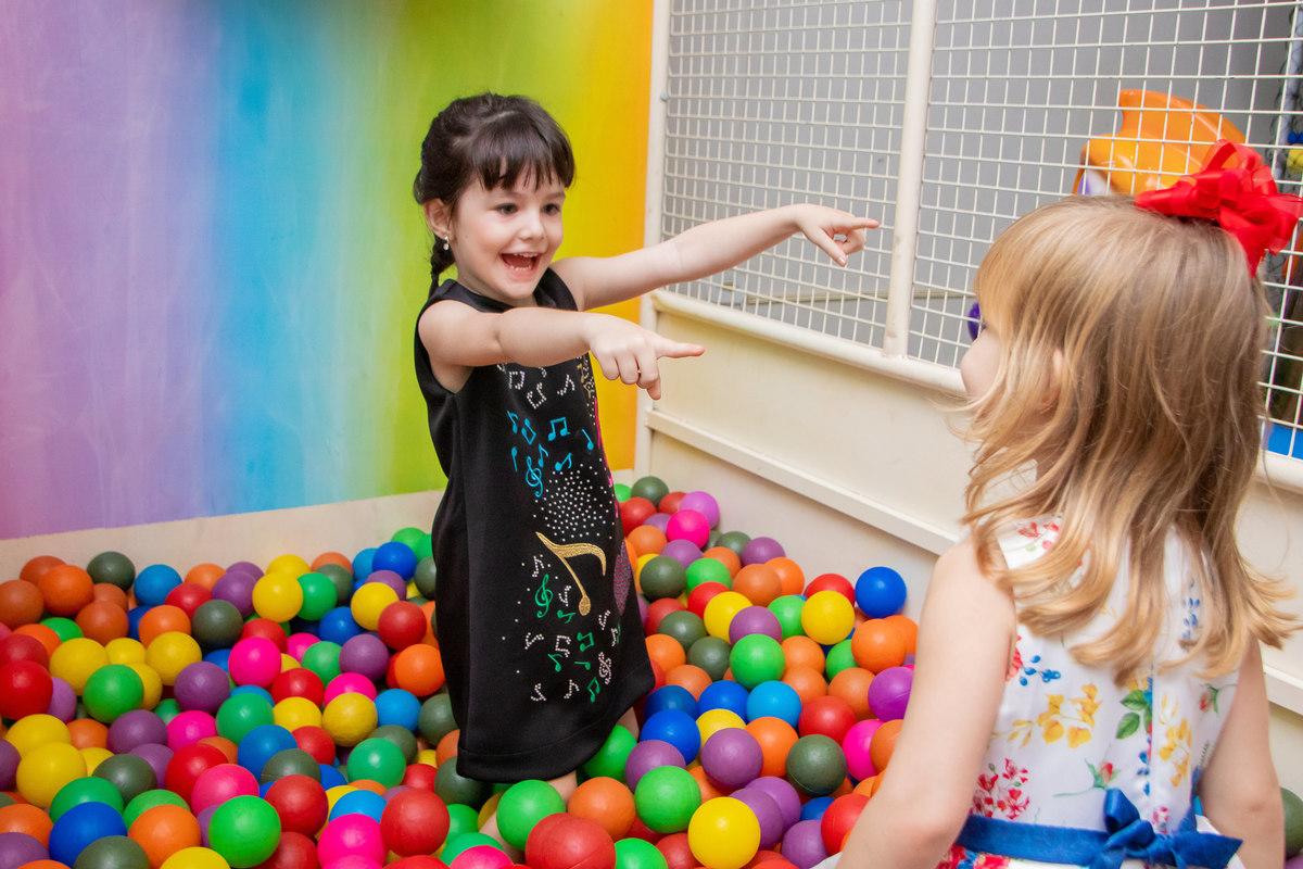 Caramelada Buffet Infantil Bauru, aniversário infantil, aniversariante se divertindo com a amiga na piscina de bolinhas