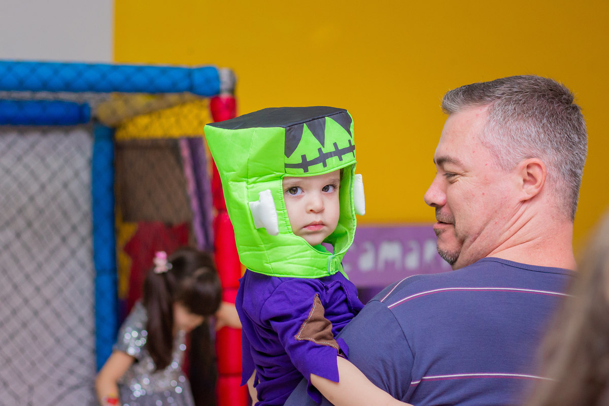 Caramelada Buffet Infantil Bauru, aniversário infantil, criança fantasiada de frankenstein