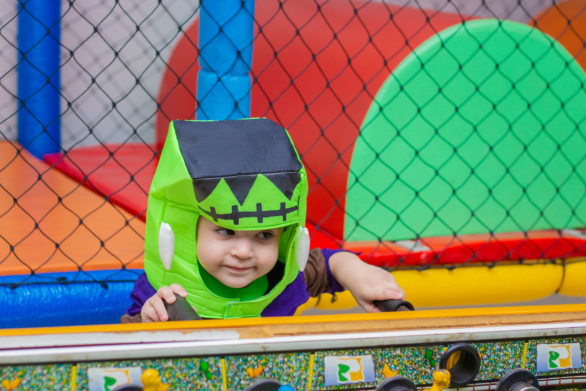 Caramelada Buffet Infantil Bauru, aniversário infantil, criança fantasiada de frankenstein brincando