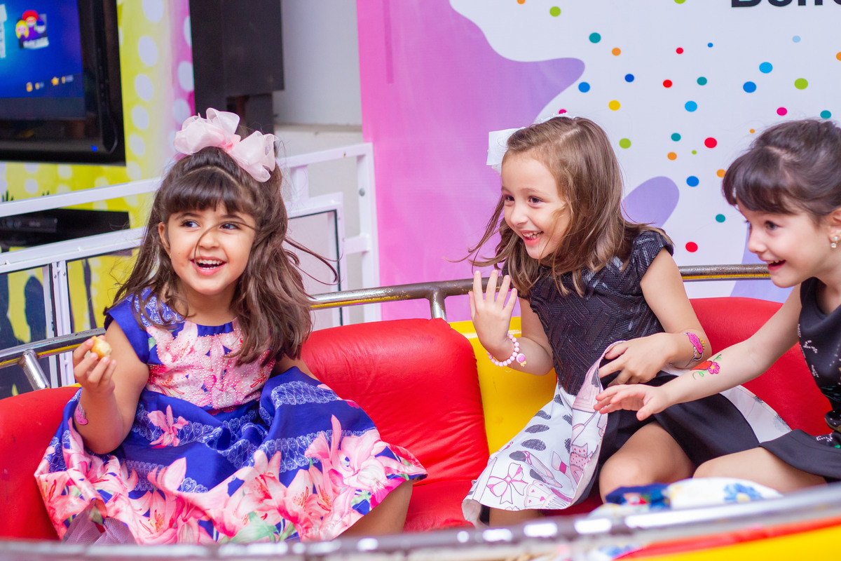 Caramelada Buffet Infantil Bauru, aniversário infantil, amigas brincando na la bamba