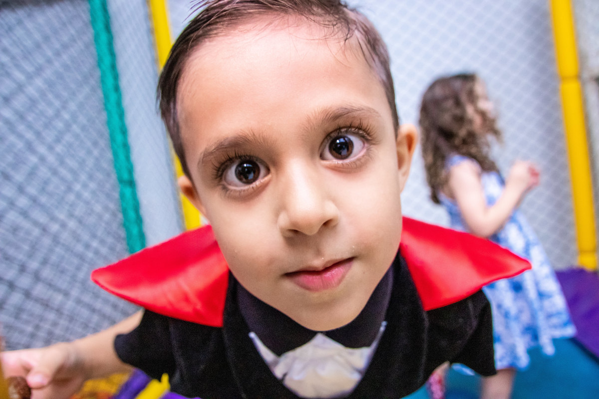 Caramelada Buffet Infantil Bauru, aniversário infantil, menino fantasiado de drácula