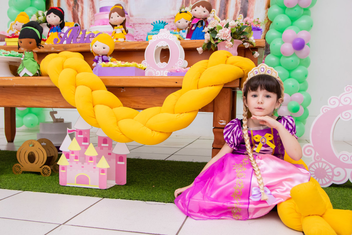 Caramelada Buffet Infantil Bauru, Aniversário infantil, aniversariante posando para a foto, decoração aniversário princesas, trança da Rapunzel