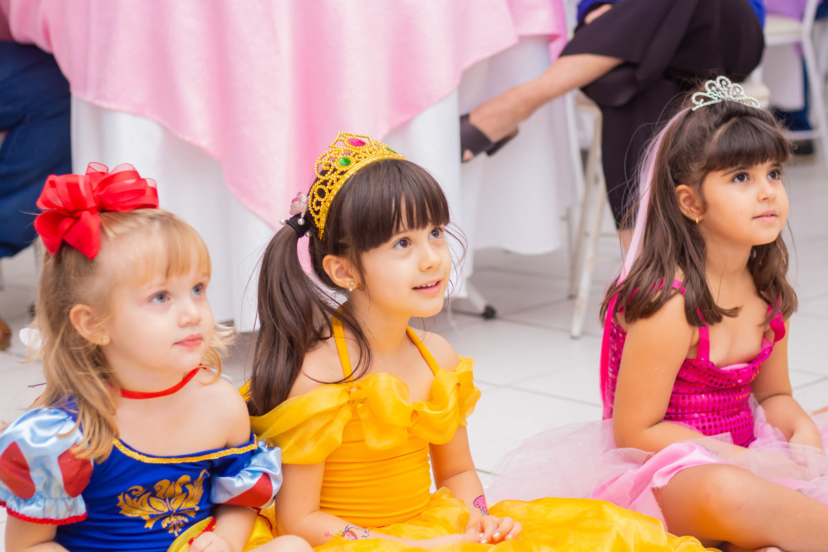 Caramelada Buffet Infantil Bauru, aniversário infantil, crianças fantasiadas de princesas em aniversário 