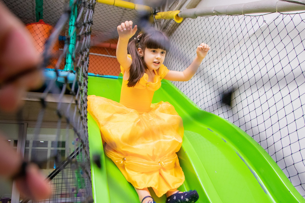 Caramelada Buffet Infantil Bauru, aniversário infantil, criança brincando no escorregador