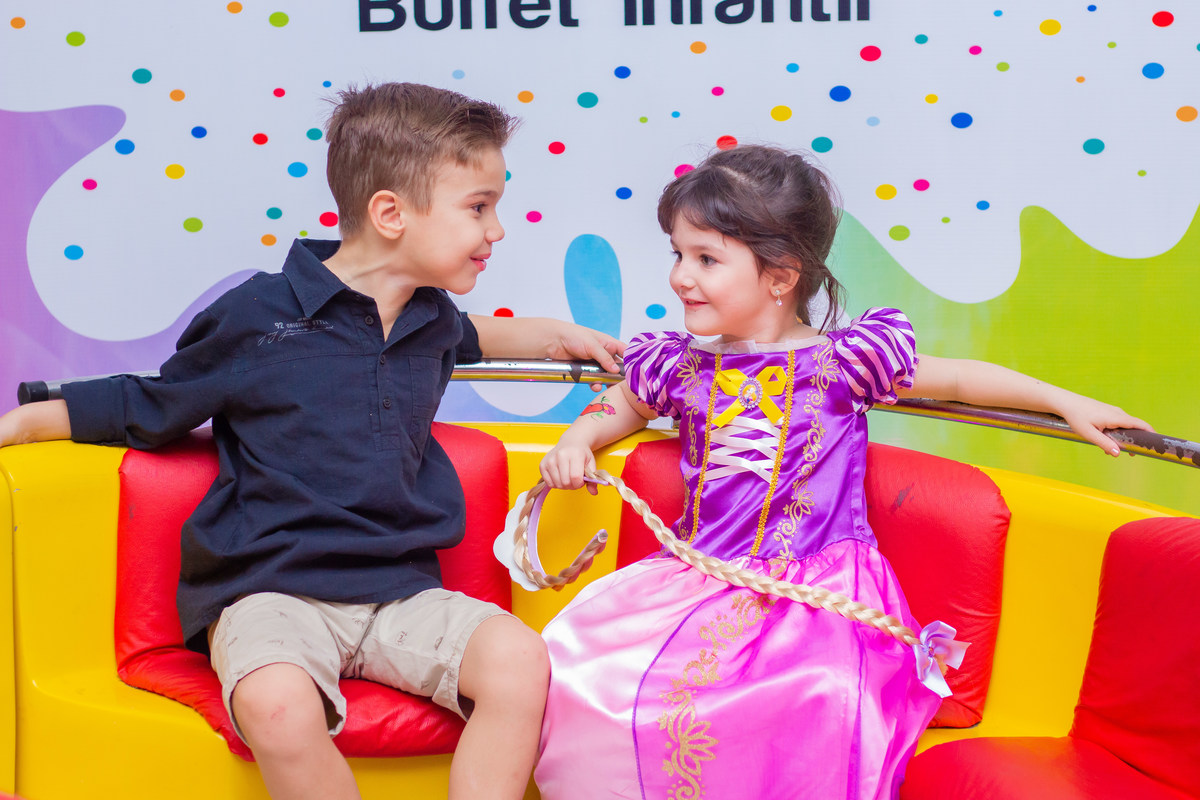 Caramelada Buffet Infantil Bauru, aniversário infantil, aniversariante brincando na la bamba com amigo