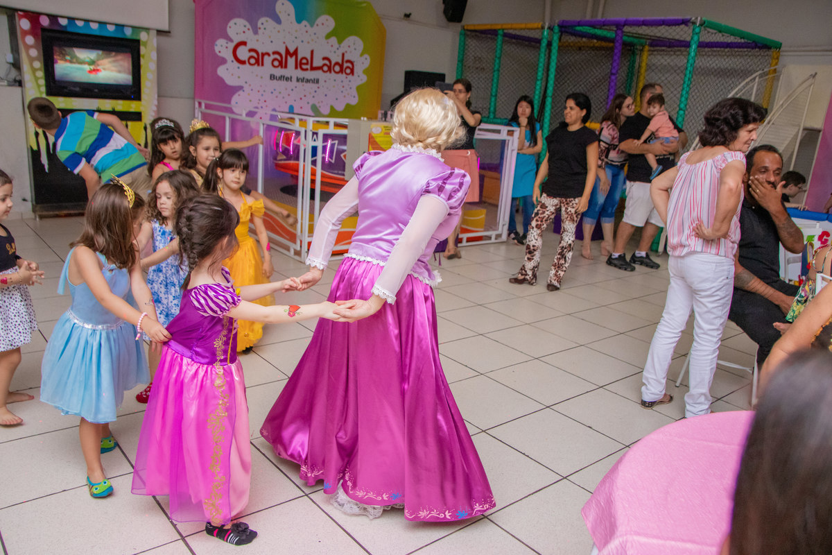 Caramelada Buffet Infantil Bauru, aniversário infantil, recreação com personagem vivo da rapunzel