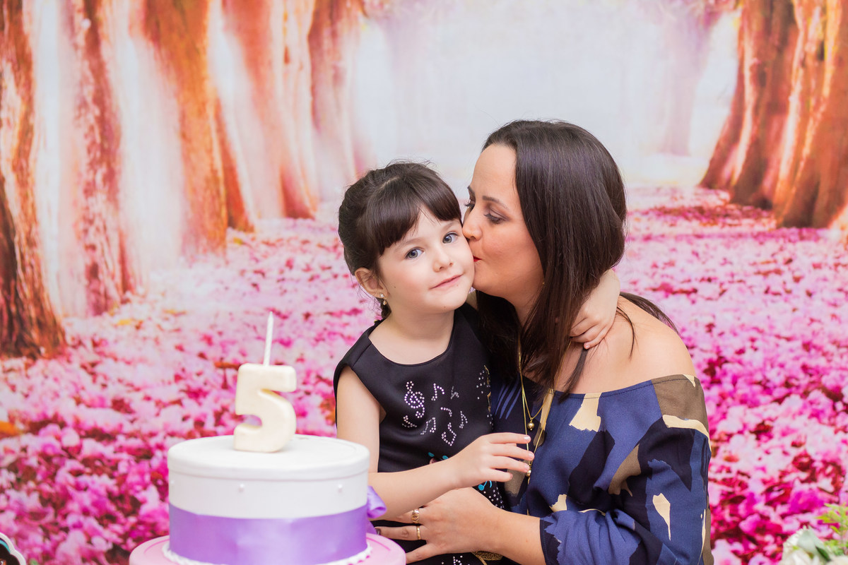 Caramelada Buffet Infantil Bauru, Aniversário infantil, mãe beijando a filha em seu aniversário, aniversario de 5 anos