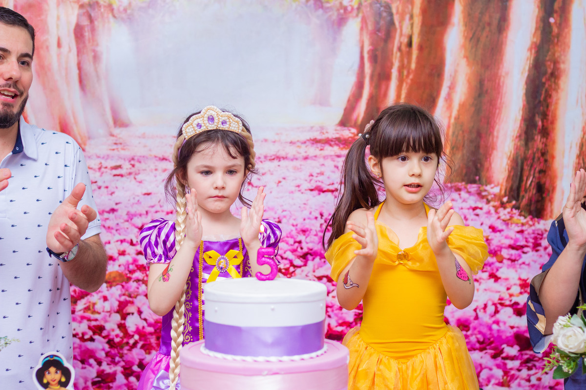 Caramelada Buffet Infantil Bauru, aniversário infantil, aniversariante batendo palmas na hora do parabéns