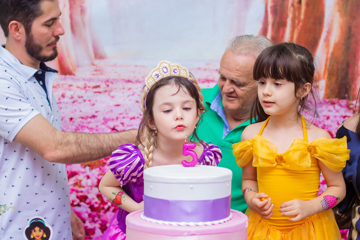 Caramelada Buffet Infantil Bauru, aniversário infantil, aniversariante assoprando as velas