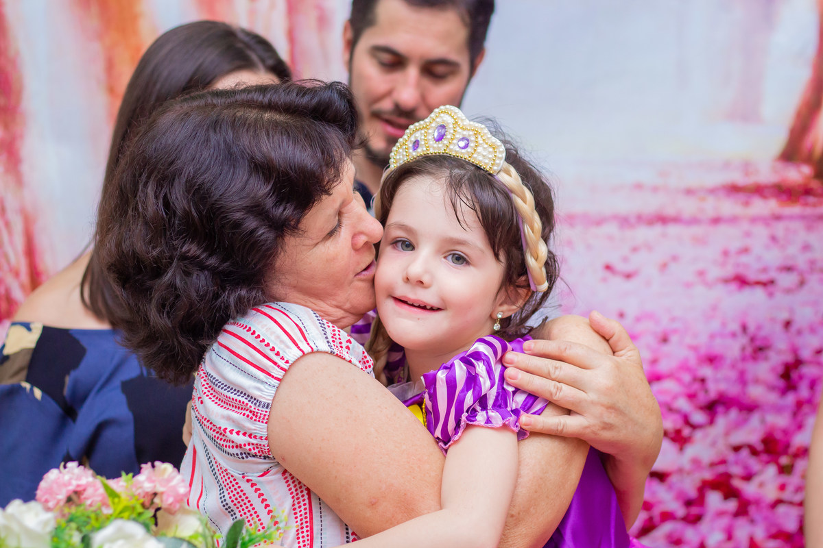 Caramelada Buffet Infantil Bauru, aniversário infantil, aniversariante recebendo beijo da avó