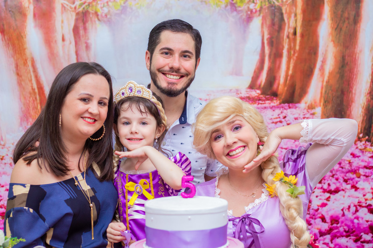 Caramelada Buffet Infantil Bauru, aniversário infantil, foto na mesa do bolo com personagem viva da rapunzel 
