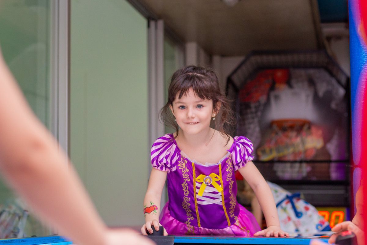 Caramelada Buffet Infantil Bauru, aniversário infantil, aniversariante brincando no air hockey