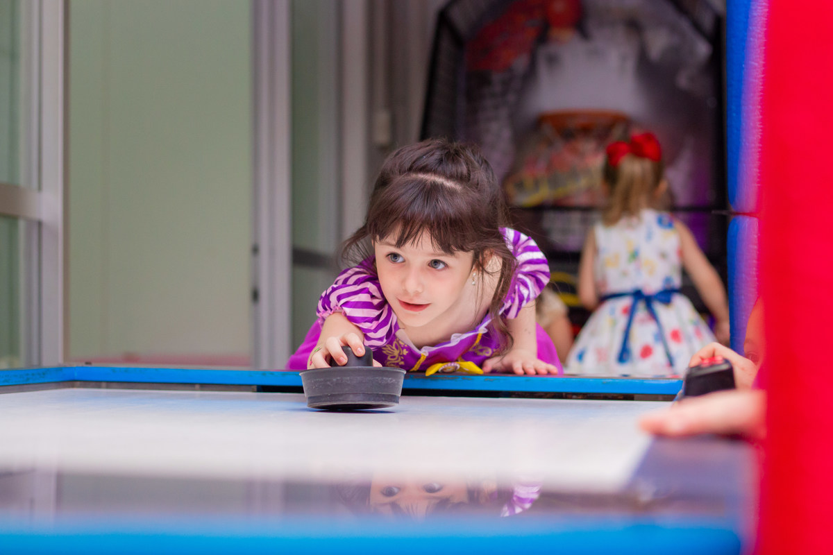 Caramelada Buffet Infantil Bauru, aniversariante brincando no air hockey 