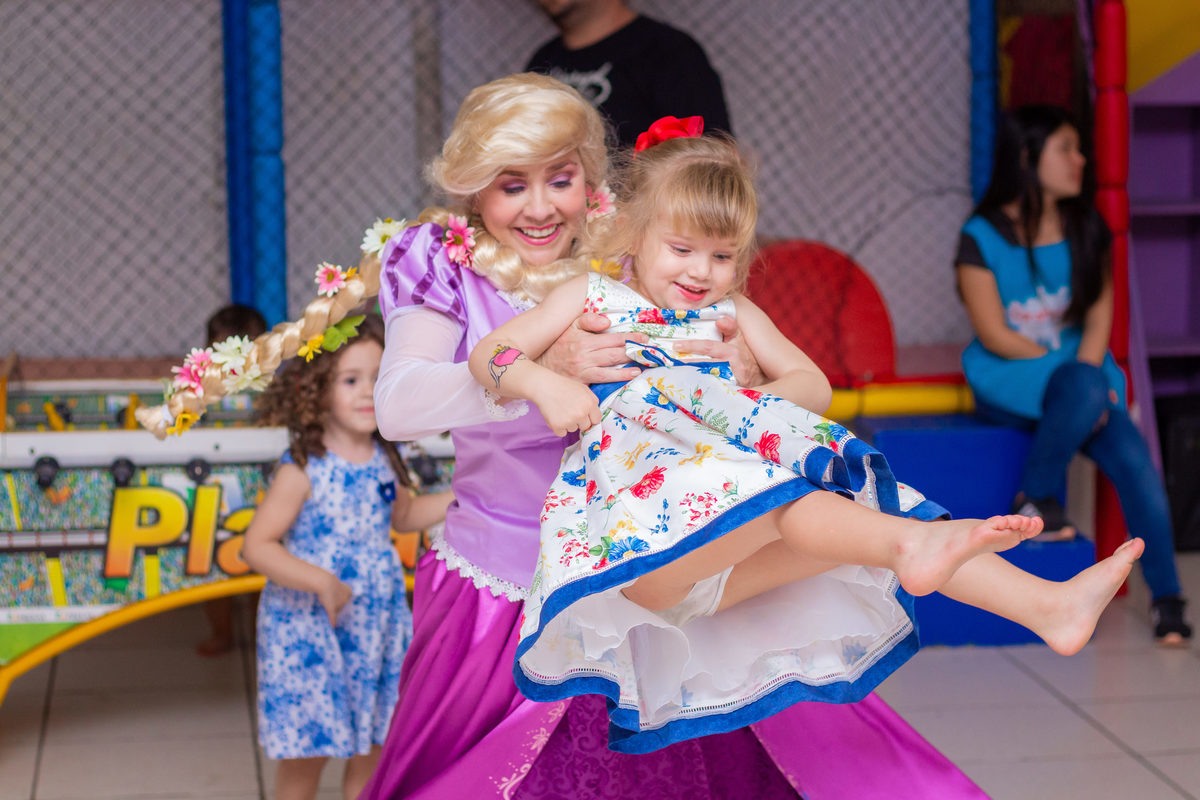 Caramelada Buffet Infantil Bauru, personagem vivo da rapuzel em aniversário infantil brincando com convidados