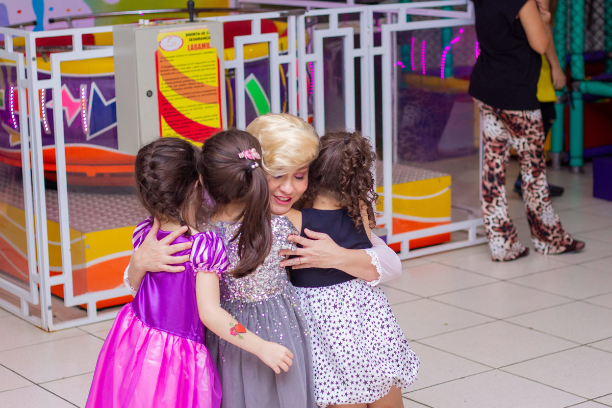 Caramelada Buffet Infantil Bauru, aniversário infantil, amigas se abraçando no aniversário