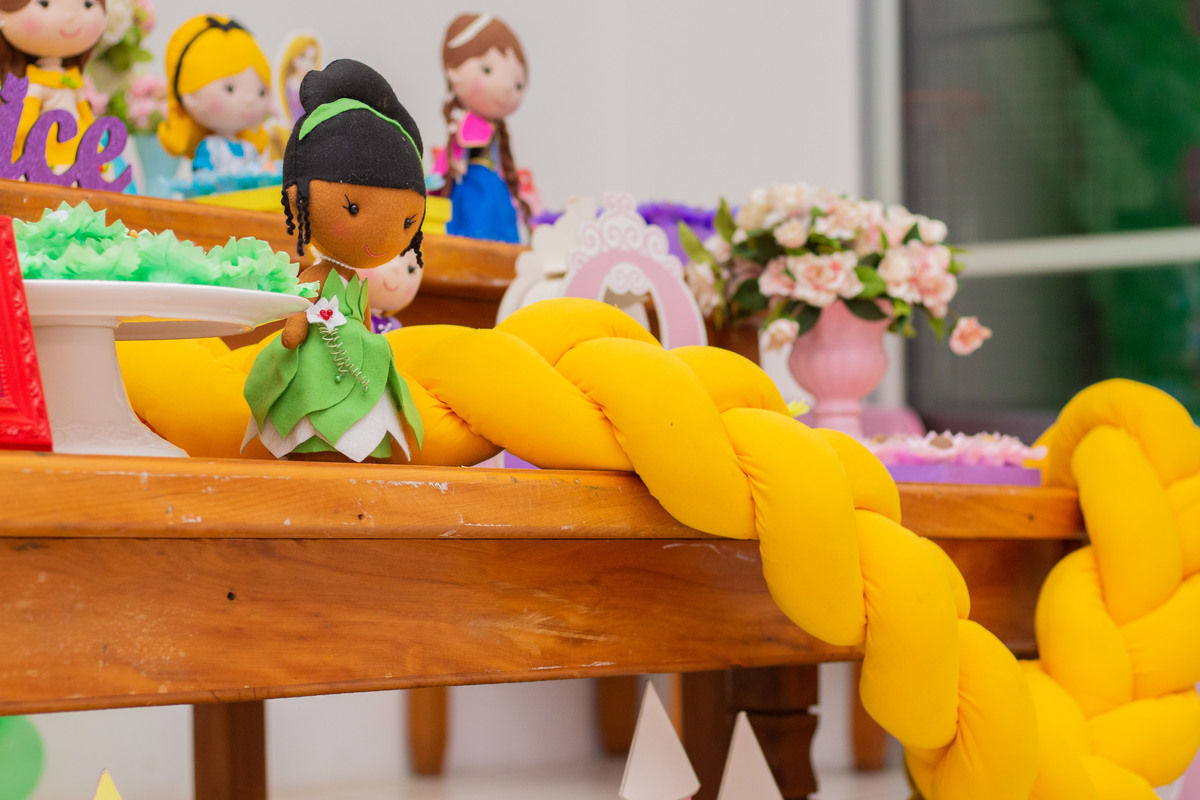 Caramelada Buffet Infantil Bauru, Aniversário infantil tema princesas, trança rapunzel para decoração