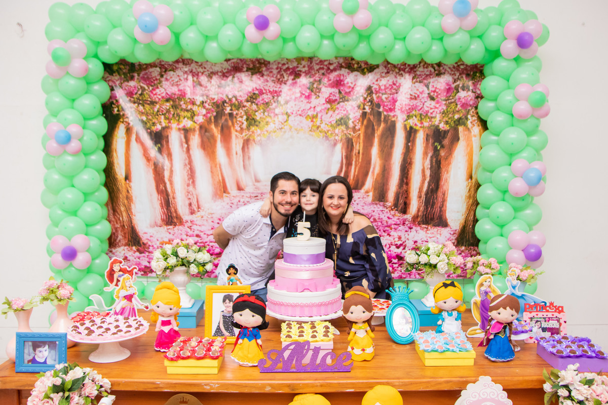 Caramelada Buffet Infantil Bauru, Aniversário infantil, foto com os pais na mesa do bolo, aniversário infantil tema princesas