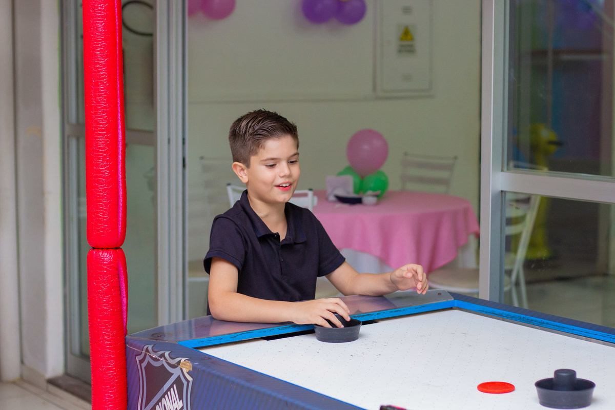 Caramelada Buffet Infantil Bauru, aniversário infantil, menino brincando no air hockey 
