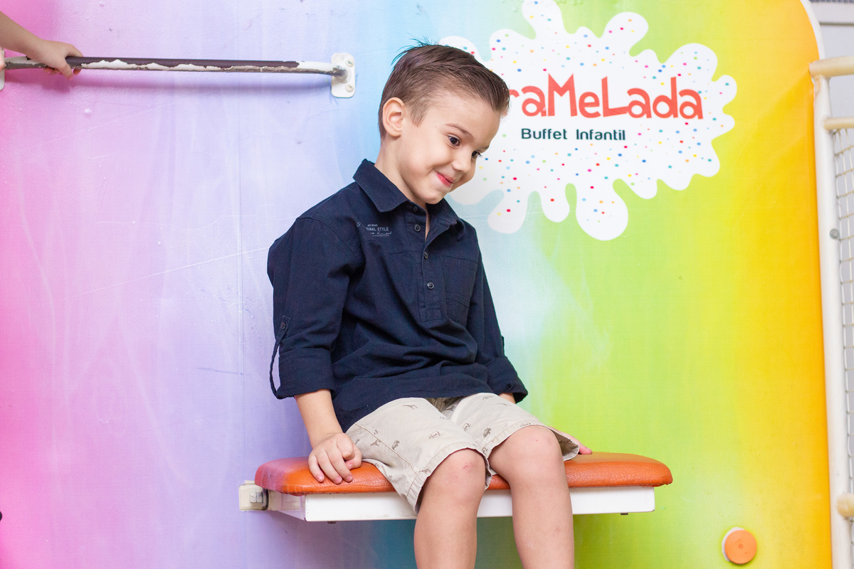 Caramelada Buffet Infantil Bauru, aniversário infantil, menino brincando no tombo legal