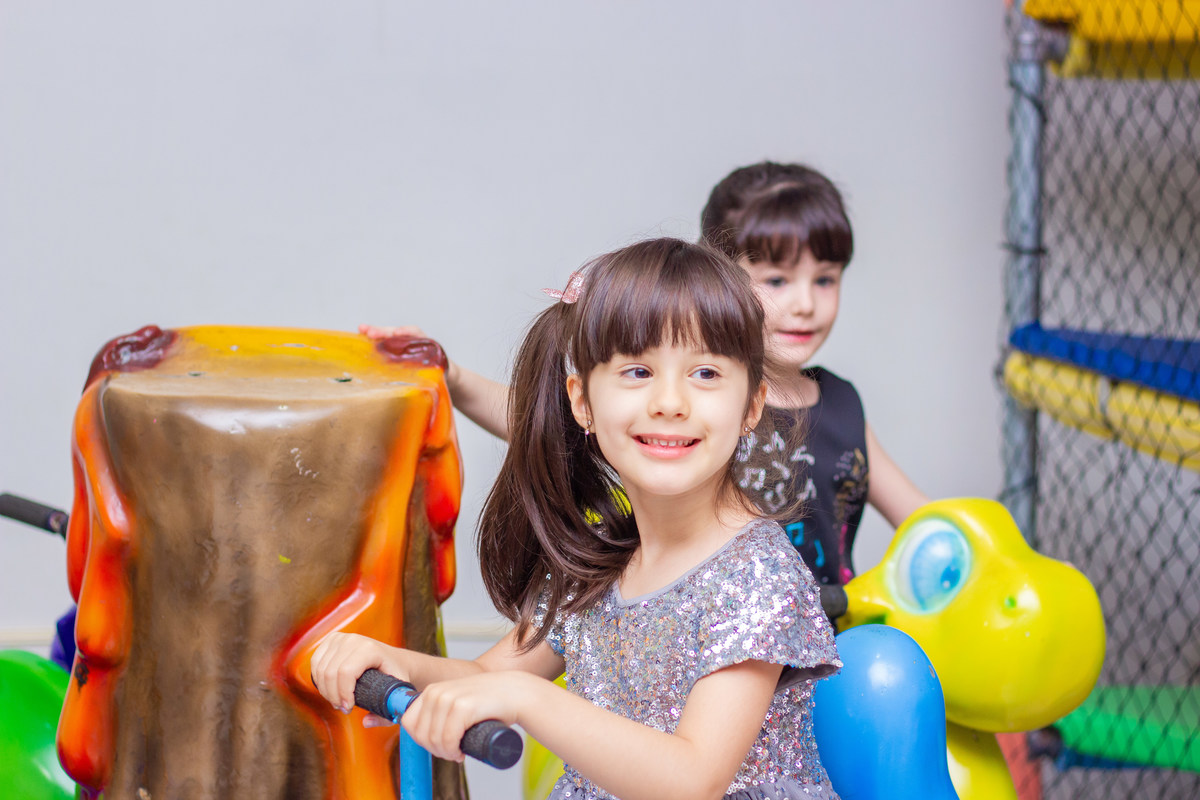 Caramelada Buffet Infantil Bauru, aniversário infantil, crianças brincando no gira gira 