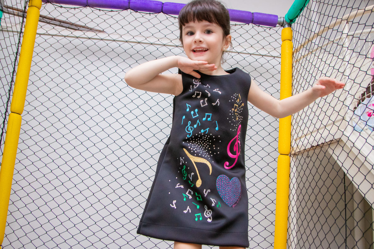 Caramelada Buffet Infantil Bauru, aniversario infantil, aniversariante brincando no pula pula