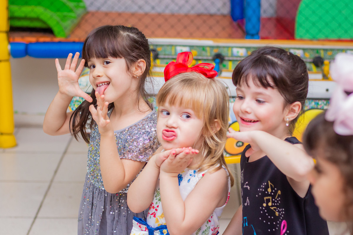 Caramelada Buffet Infantil Bauru, aniversário infantil, aniversariante e amigas brincando de fazer caretas