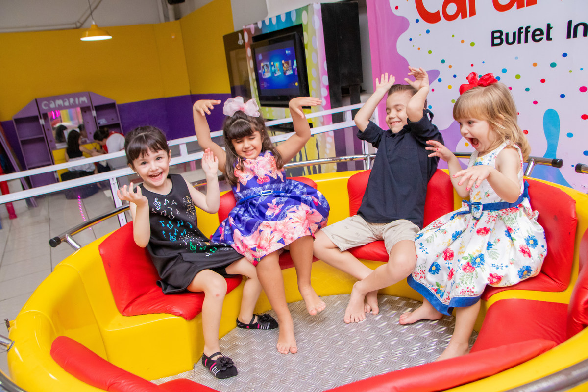 Caramelada Buffet Infantil Bauru, aniversário infantil, crianças brincando na la bamba 