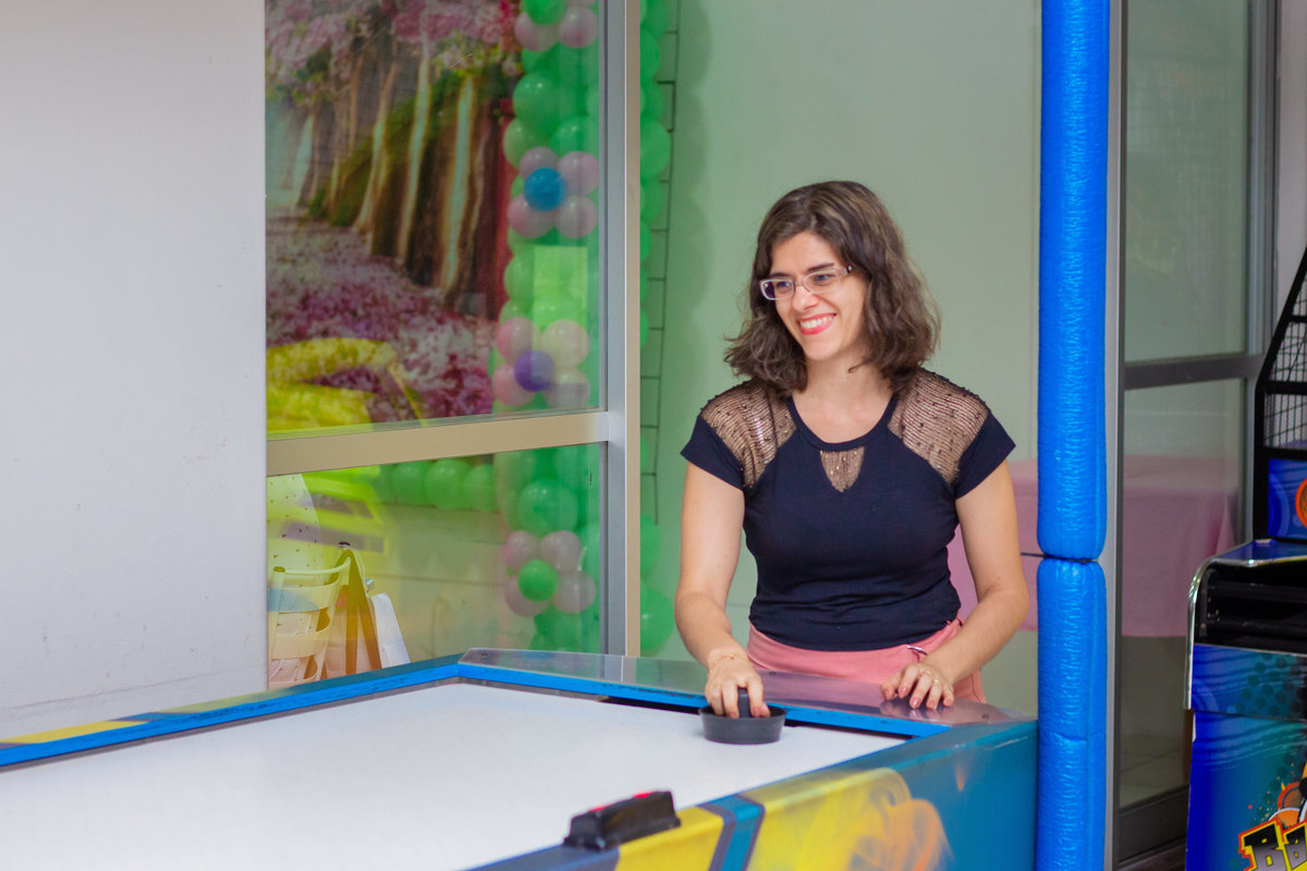 Caramelada Buffet Infantil Bauru, aniversário infantil, adulto brincando no air hockey