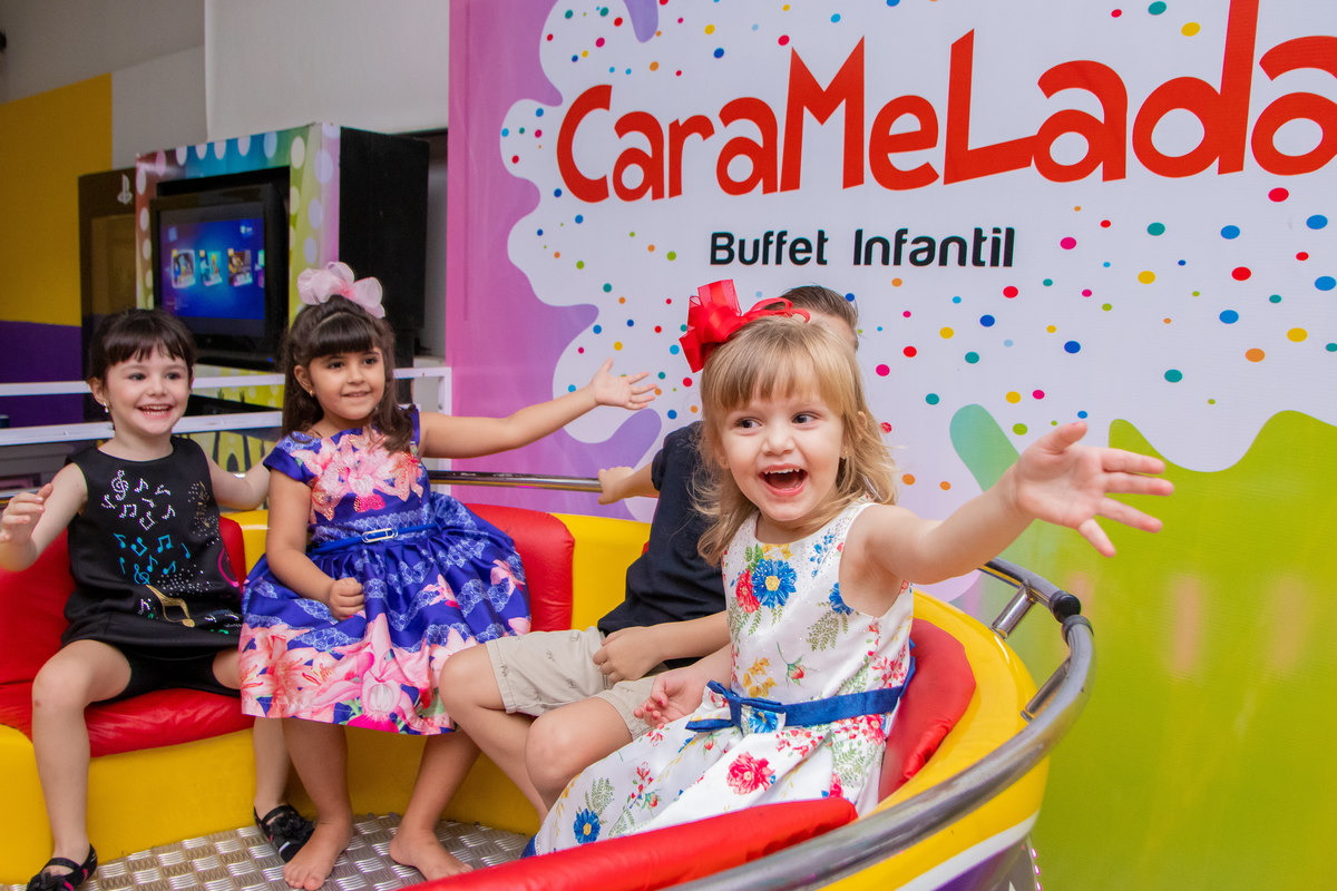 Caramelada Buffet Infantil Bauru, aniversário infantil, amigas brincando na la bamba