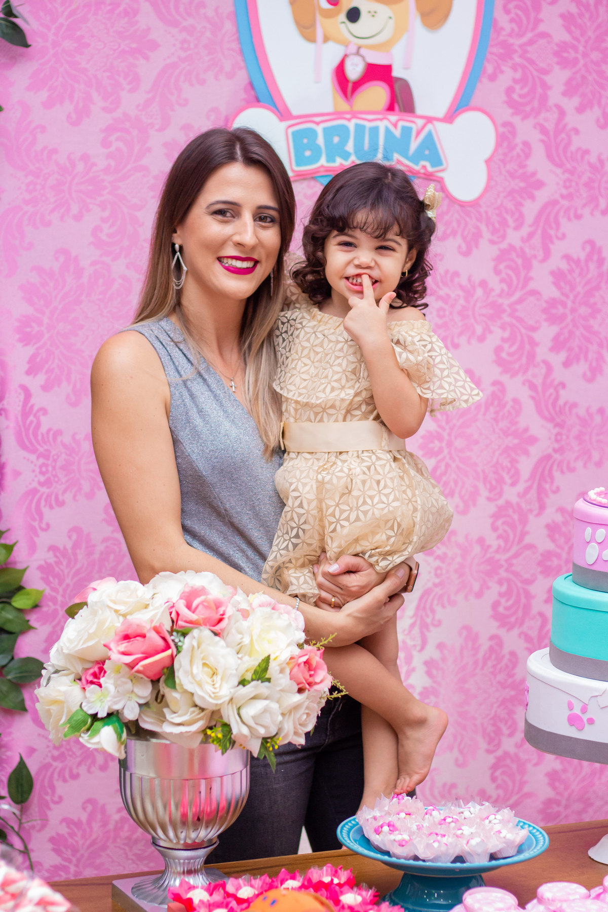 Buffet Pipoca Bauru, aniversário infantil, aniversariante e convidada na mesa do bolo