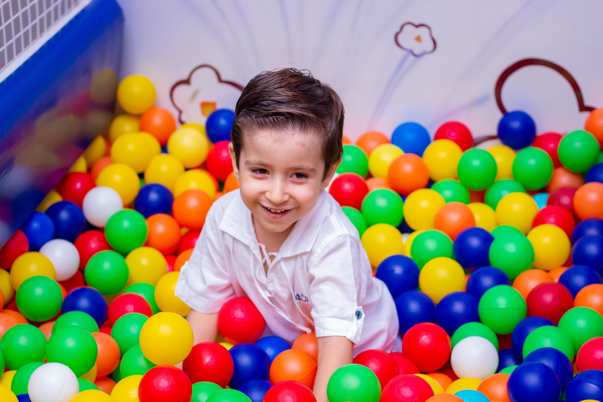 Buffet Pipoca Bauru, menino brincando na piscina de bolinhas