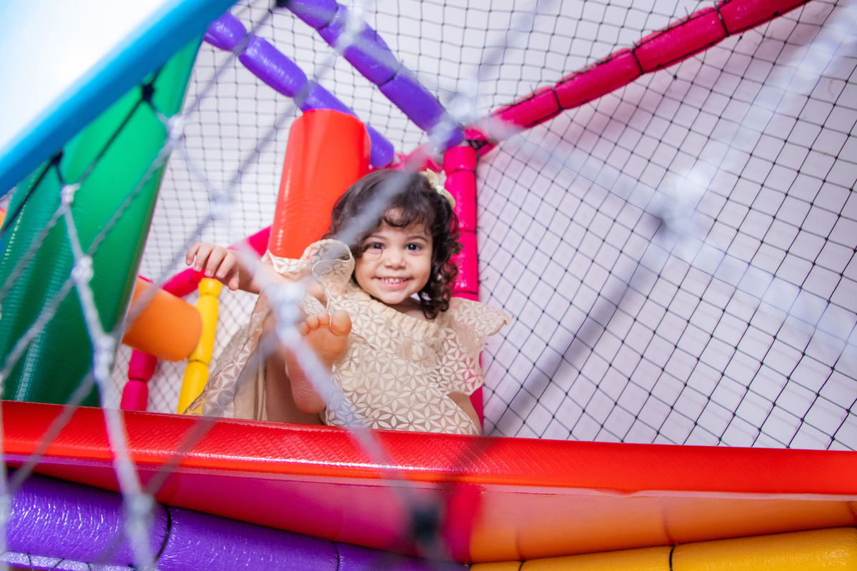 Buffet Pipoca Bauru, aniversariante brincando no escorregador