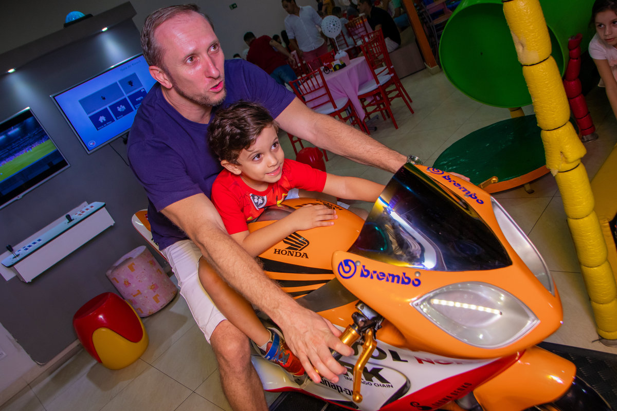 Buffet Pipoca Bauru, aniversário infantil, convidados brincando em moto de brinquedo