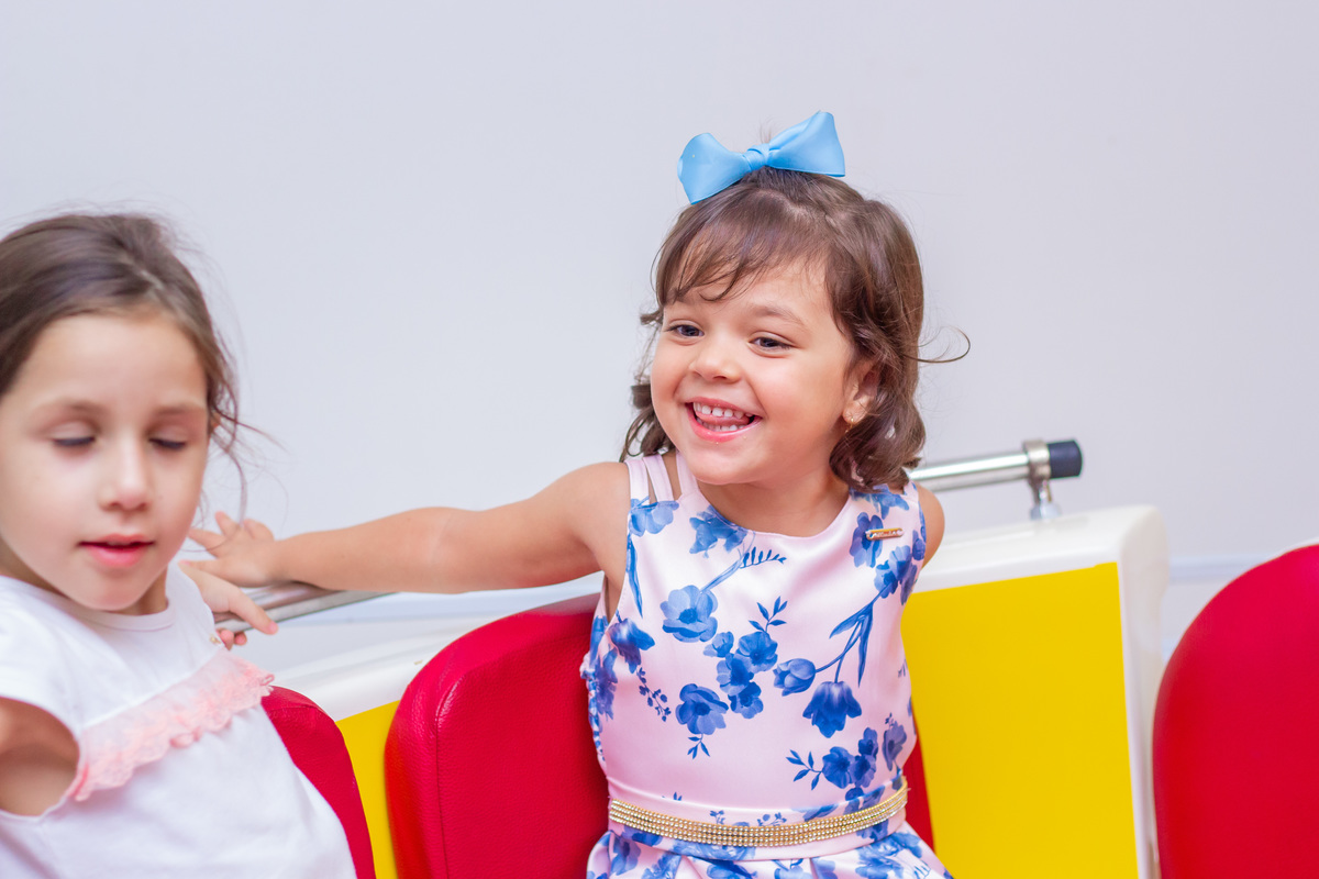 Buffet Pipoca Bauru, aniversário infantil, menina de vestido azul sorrindo na la bamba
