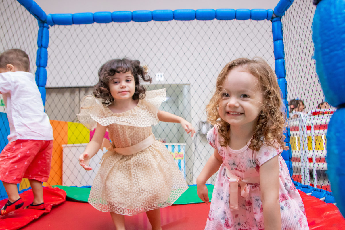 Buffet Pipoca Bauru, aniversário infantil, crianças brincando no pula pula