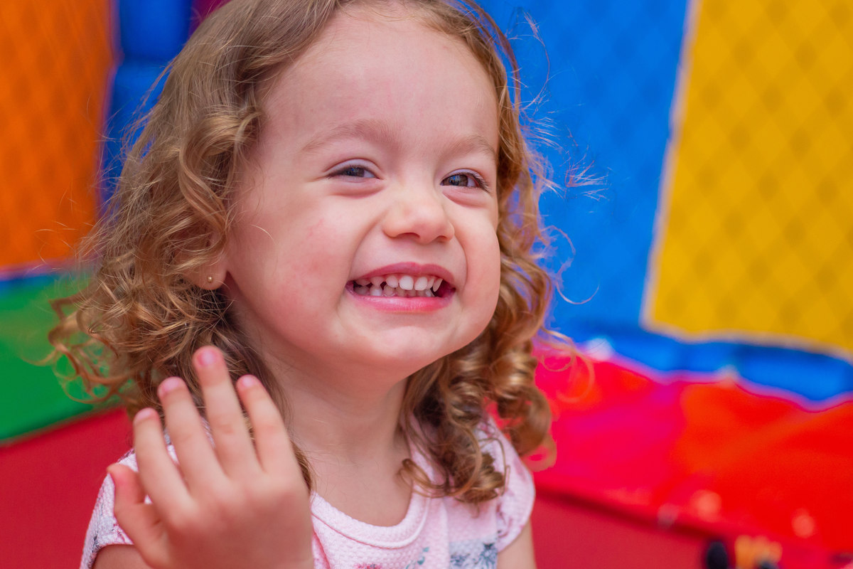 Buffet Pipoca Bauru, aniversário infantil, convidada sorrindo para a foto