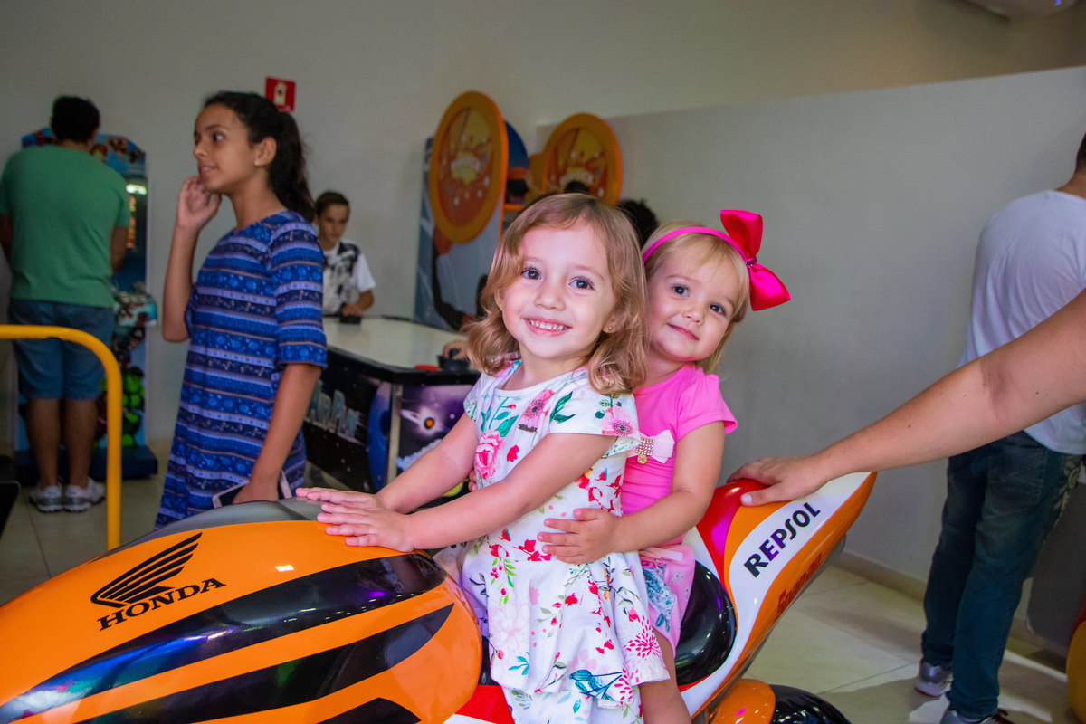 Buffet Pipoca Bauru, aniversário infantil, crianças brincando na moto de brinquedo