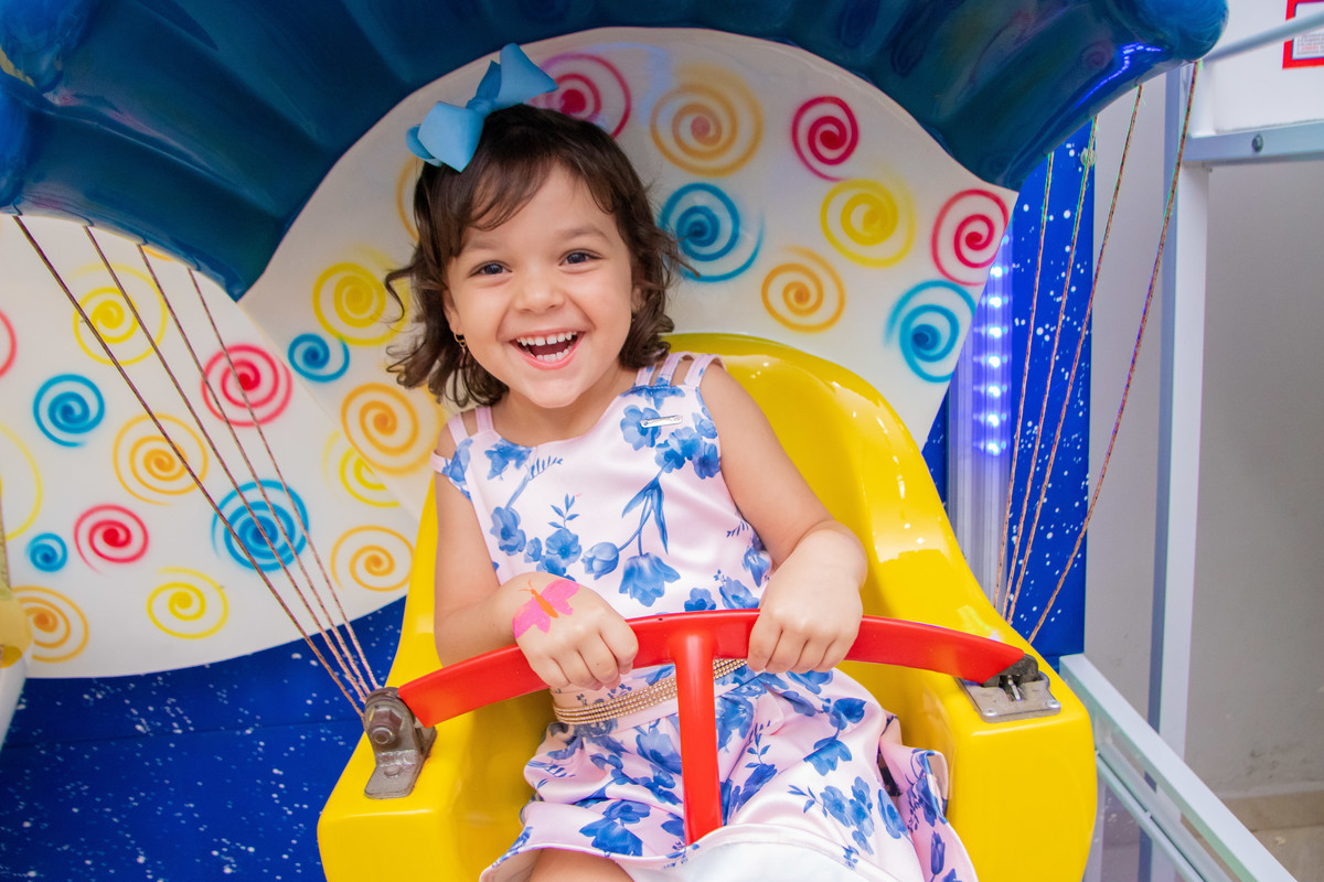 Buffet Pipoca Bauru, aniversário infantil, convidada gargalhando em brinquedo