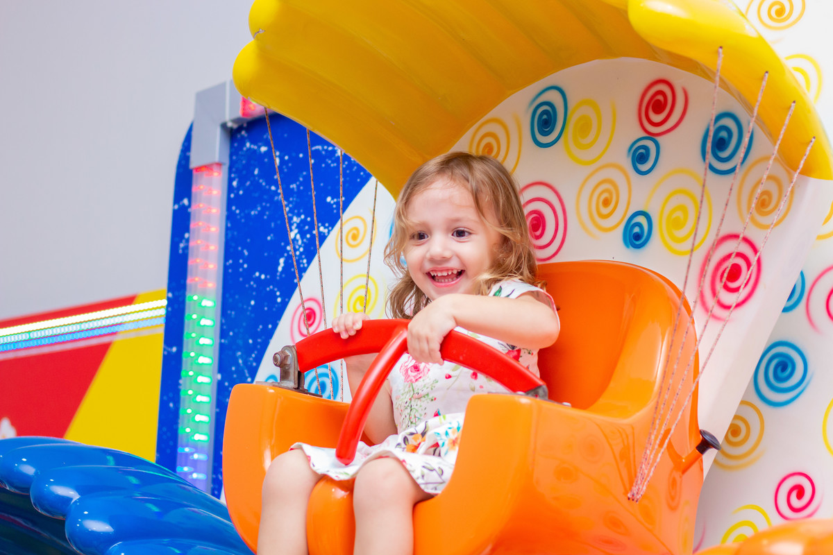 Buffet Pipoca Bauru, aniversário infantil, criança sorrindo em brinquedo