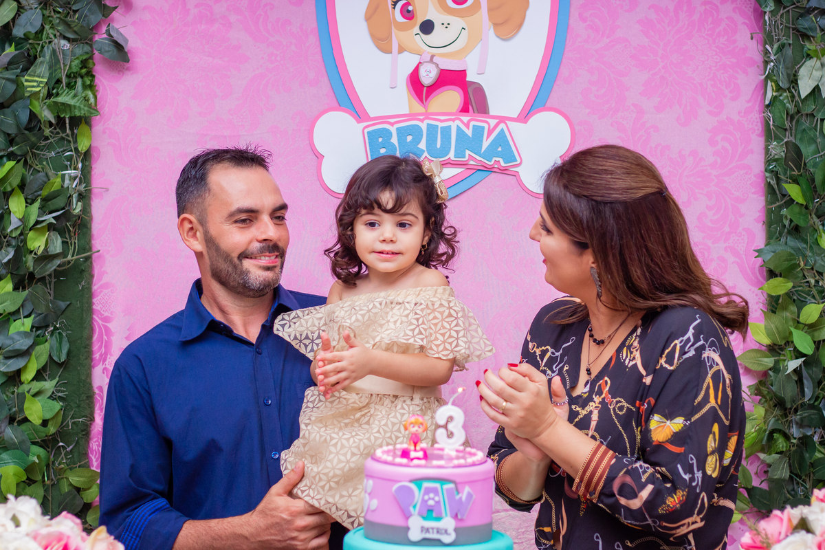 Buffet Pipoca Bauru, aniversariante e seus pais na mesa do bolo