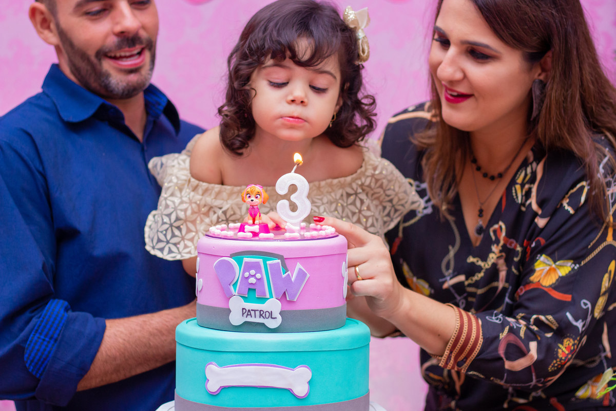 Buffet Pipoca Bauru, aniversariante assoprando as velinhas