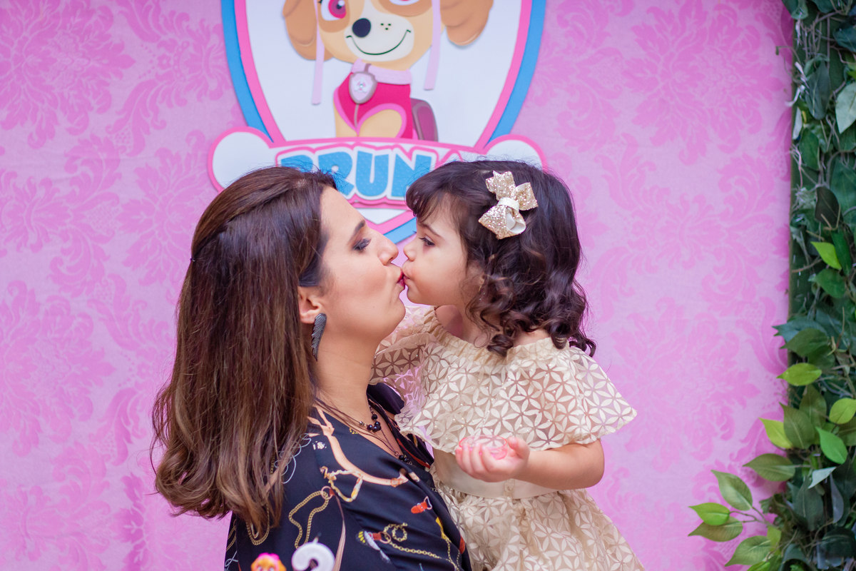 Buffet Pipoca Bauru, aniversariante dando selinho em sua mãe
