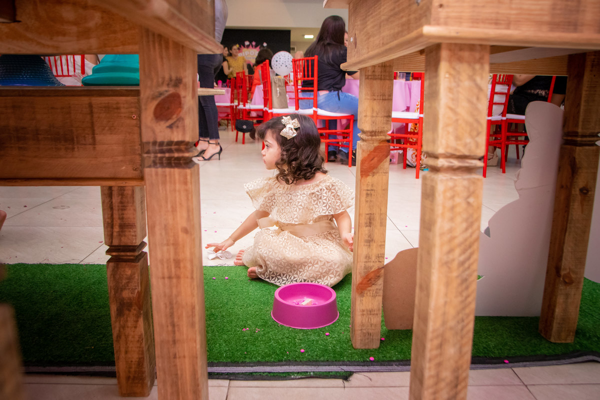 Buffet Pipoca Bauru, aniversariante sentada em seu aniversário