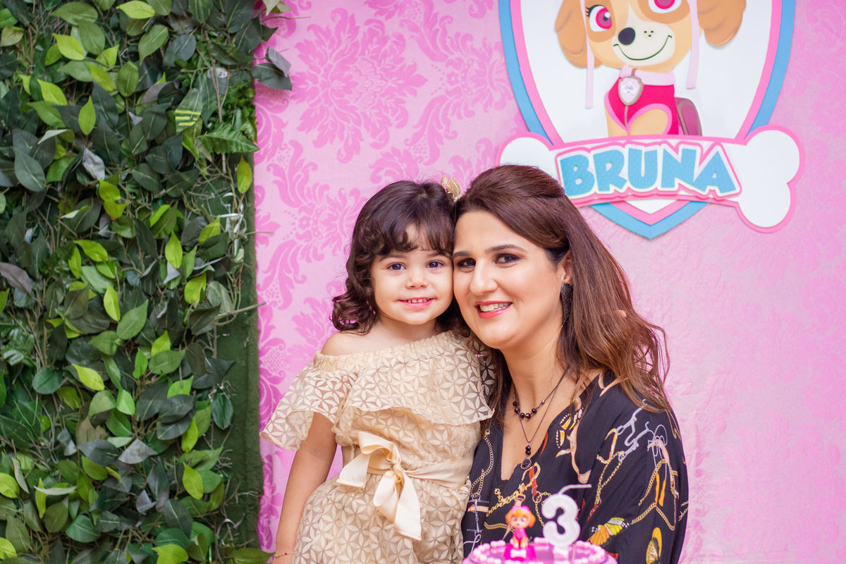 Buffet Pipoca Bauru, aniversário infantil, foto com a mãe na mesa do bolo