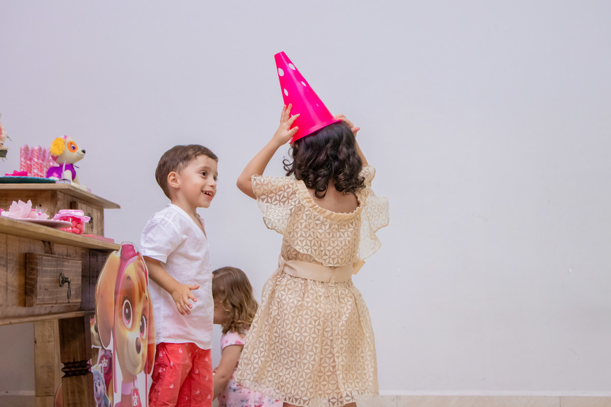 Buffet Pipoca Bauru, aniversariante brincando de cone com seu amigo